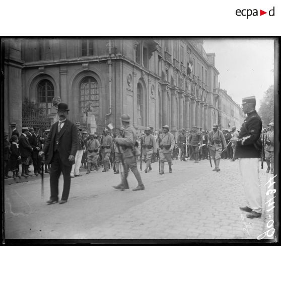Nancy, la musique américaine. Après la collation à l'école de pharmacie, la musique se reforme, en tête, le piquet d'honneur. [légende d'origine]