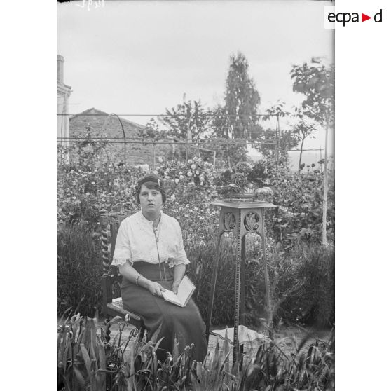 1492. Mademoiselle Aubertelle assise. [légende d'origine]