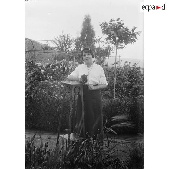 1493. Mademoiselle Aubertelle avec une grosse rose. [légende d'origine]