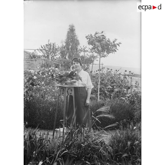 1494. Mademoiselle Aubertelle debout. [légende d'origine]