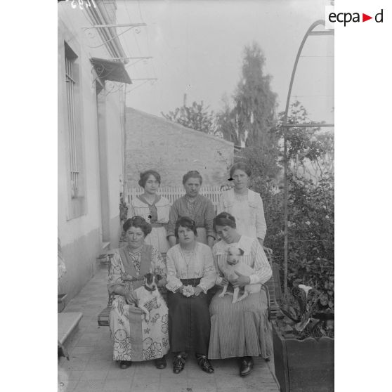 1495. Groupe famille Aubertelle. [légende d'origine]