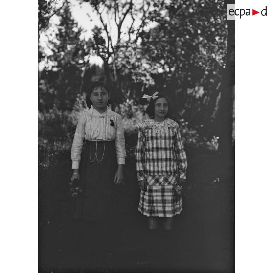 1497. Mesdemoiselles Bogen. [légende d'origine]