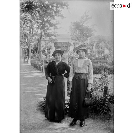 1498. Madame Falette et sa fille Lucy. [légende d'origine]