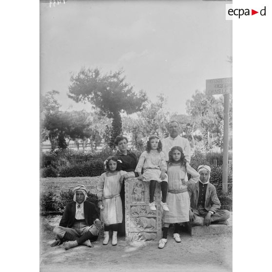 1499. Groupe papa et les trois réfugiés de Reims. [légende d'origine]