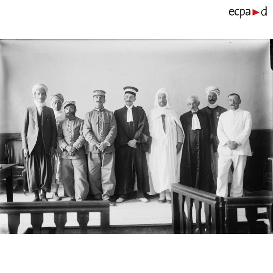 1501. Groupe justice de paix debout. [légende d'origine]