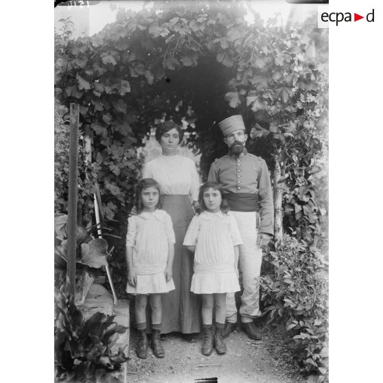 1514. Groupe [illisible] et sa famille, 1er juillet 1914. [légende d'origine]