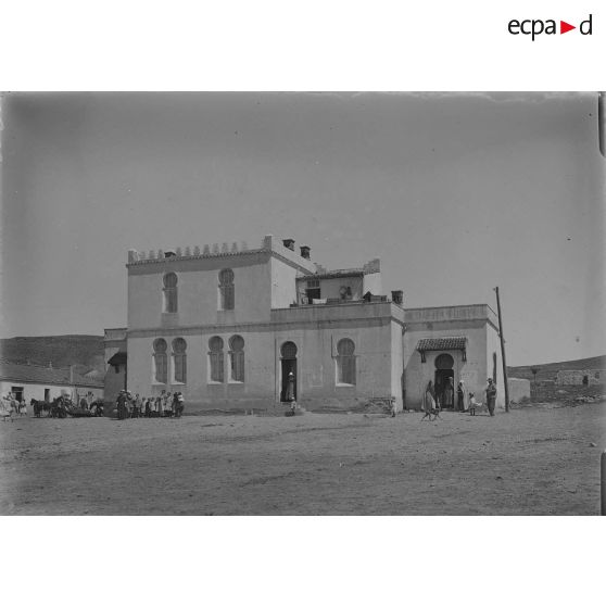 1614. L'école. Mairie. Poste. [légende d'origine]