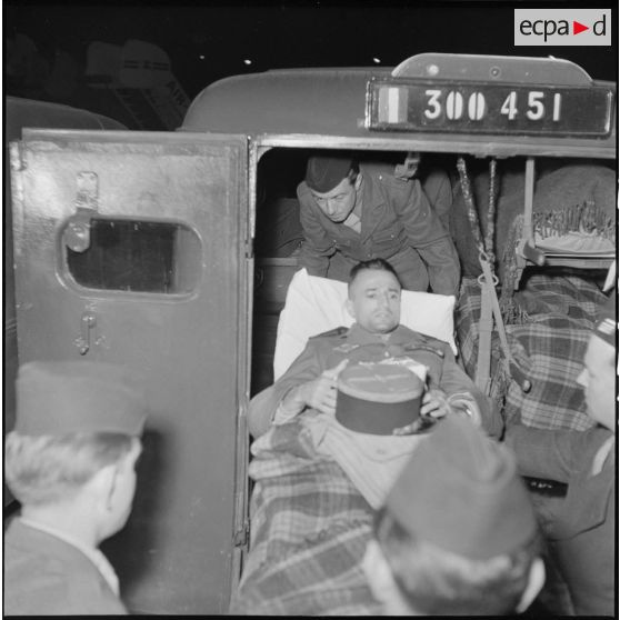 Rapatriement en France du capitaine Cabiro du 1er BEP, blessé à Diên Biên Phu.