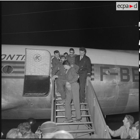 Arrivée des blessés d'Indochine à Orly.