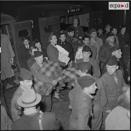 Arrivée des blessés d'Indochine à Orly.