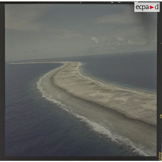 Vue aérienne de Moruroa-Hao[Description en cours]