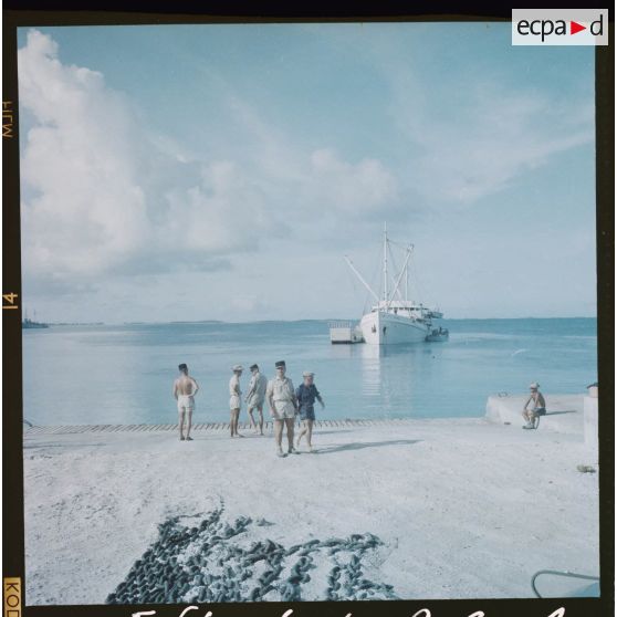 Personnel participant à un déchargement de l'Orohena à quai.[Description en cours]