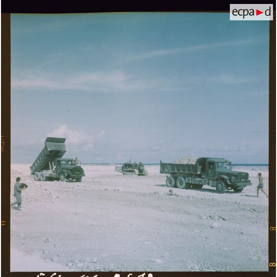 Travaux sur la piste aviation matériel à l'oeuvre.[Description en cours]