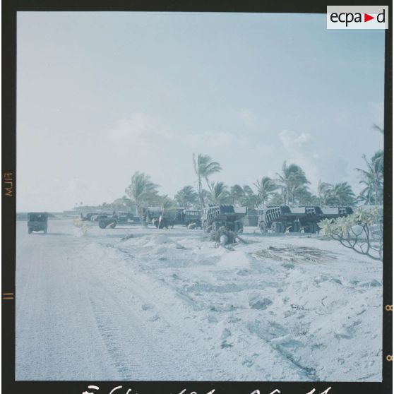 Engins du génie stationnés au parc matériel.[Description en cours]