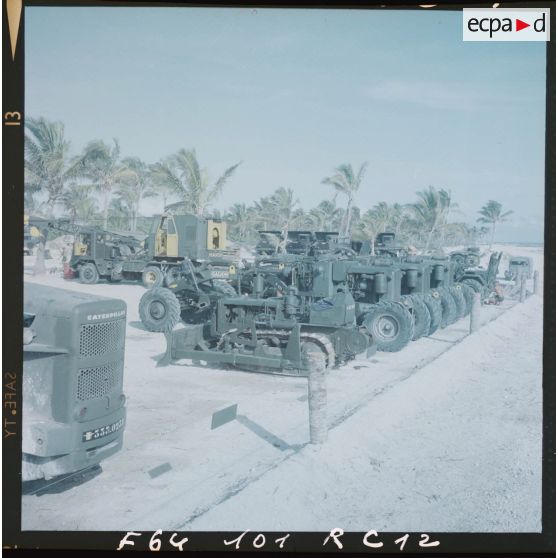 Engins du génie stationnés au parc matériel.[Description en cours]