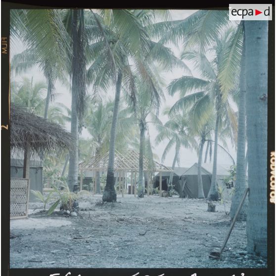 Faré en construction à la base vie.[Description en cours]