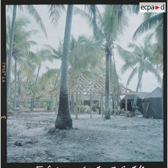 Faré en construction à la base vie.[Description en cours]