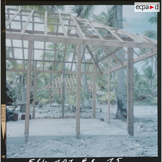 Faré en construction à la base vie.[Description en cours]