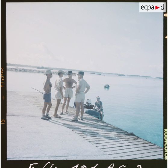 Personnel participant à un déchargement de l'Orohena à quai.[Description en cours]