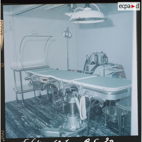 Intérieur remorque médicale.[Description en cours]