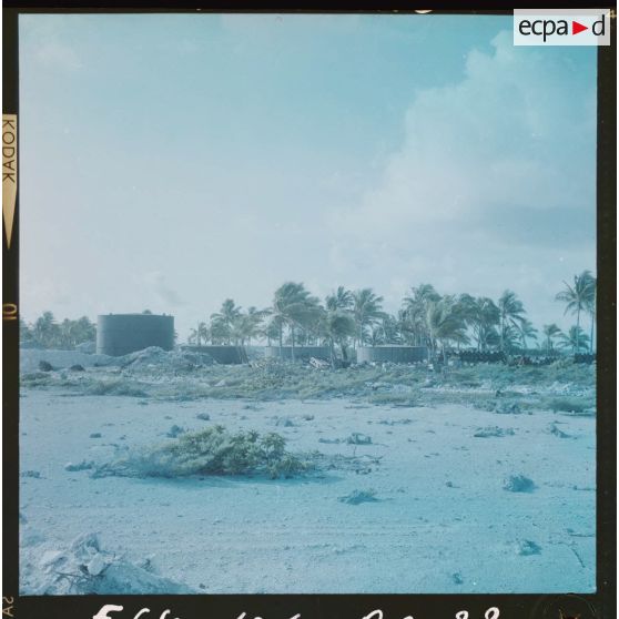 Parc à essence.[Description en cours]