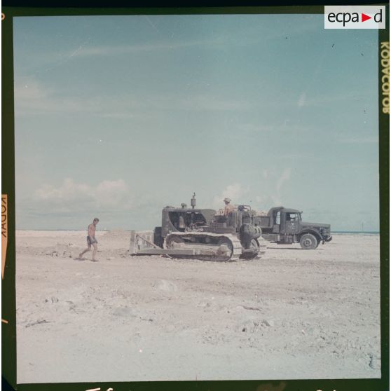 Travaux sur la piste d'aviation.[Description en cours]