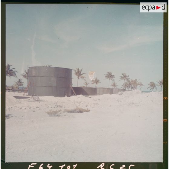 Parc à essence.[Description en cours]