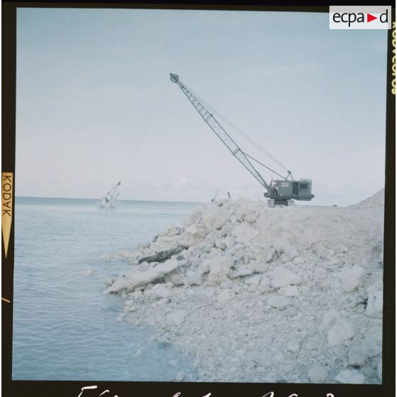 Dragueline draguant les coraux matières de base pour la piste.[Description en cours]