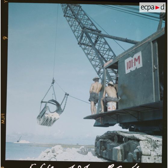 Dragueline draguant les coraux matières de base pour la piste.[Description en cours]