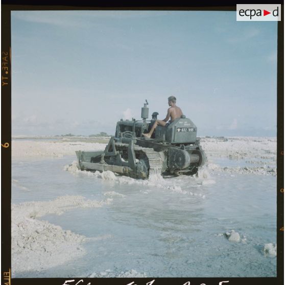 Bulldozer étalant les coraux.[Description en cours]