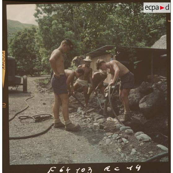 Chantiers dans la cocoteraie à Mahina.[Description en cours]