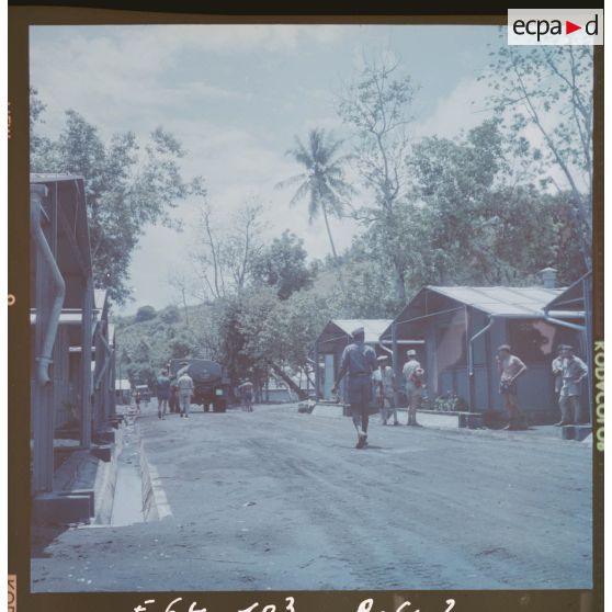 Vue du camp d'Arue avec bâtiments en construction.[Description en cours]