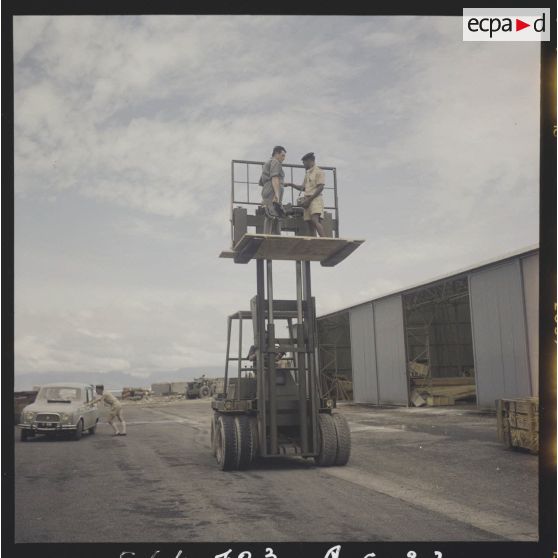 Parking de matériel à Faré Ute.[Description en cours]