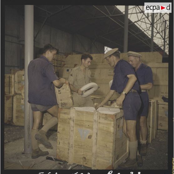 Déstockage de matériel radio.[Description en cours]