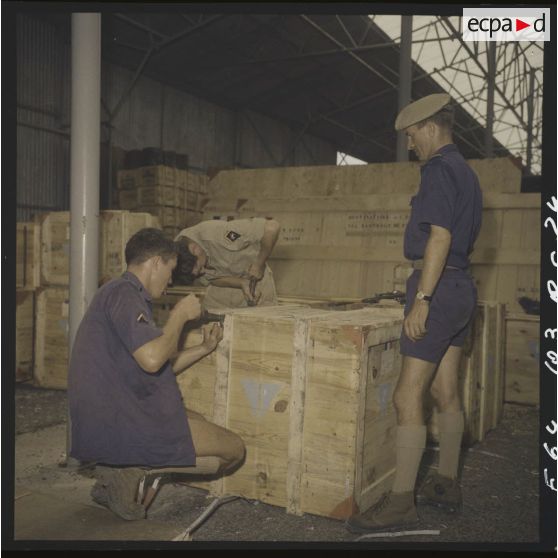 Déstockage de matériel radio.[Description en cours]