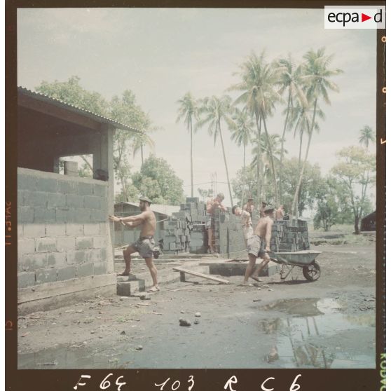 Vue du camp d'Arue avec bâtiments en construction.[Description en cours]