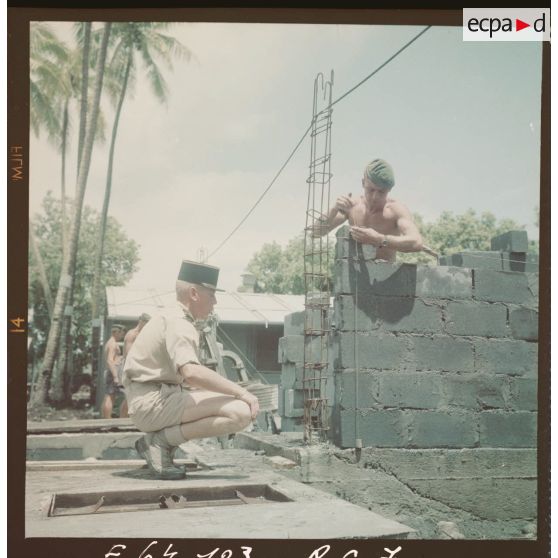 Vue du camp d'Arue avec bâtiments en construction.[Description en cours]