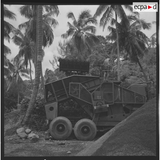 Chantier du 5e régiment mixte du Pacifique (5e RMP) dans le secteur de Mahina.[Description en cours]