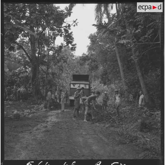 Percée d'une route derrière Arue.[Description en cours]