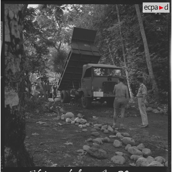 Percée d'une route derrière Arue.[Description en cours]