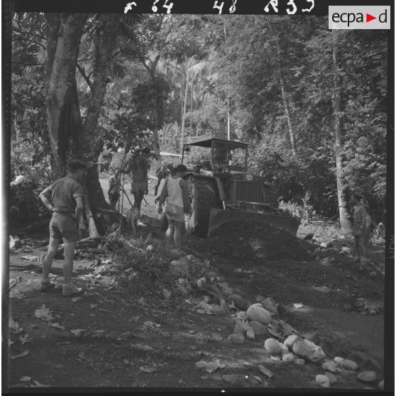 Percée d'une route derrière Arue.[Description en cours]