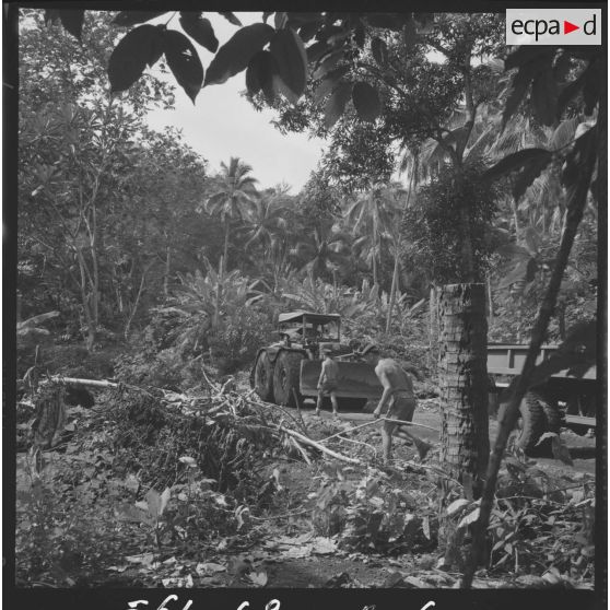 Percée d'une route derrière Arue.[Description en cours]