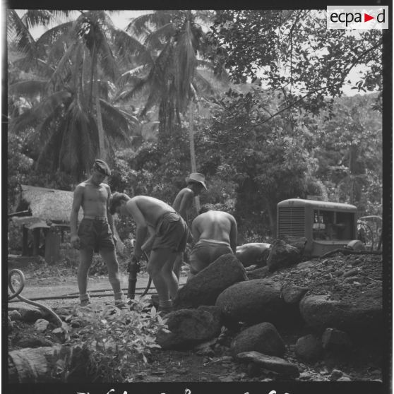 Percée d'une route derrière Arue.[Description en cours]