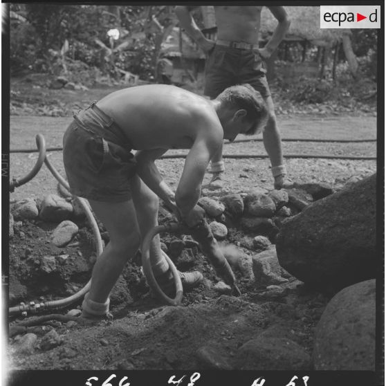 Percée d'une route derrière Arue.[Description en cours]