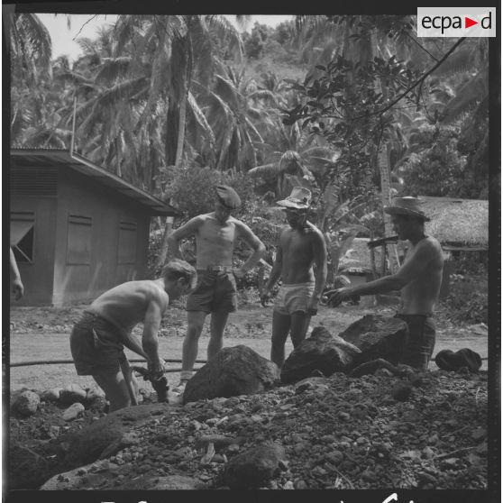 Percée d'une route derrière Arue.[Description en cours]