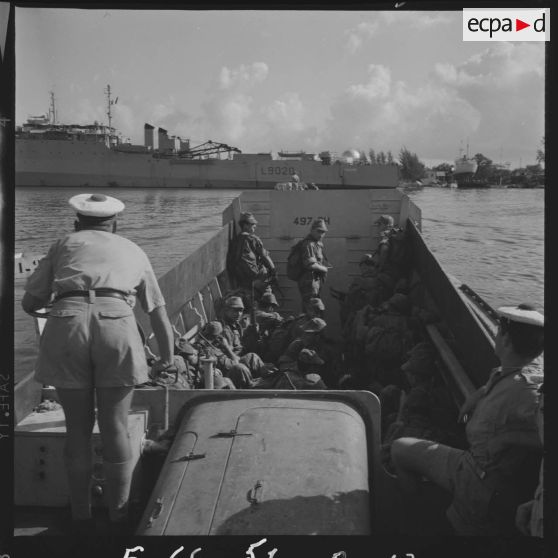 Exercice de débarquement de barges LCVP pour les hommes du Bataillon d'Infanterie de Marine de Tahiti (BIMaT).[Description en cours]