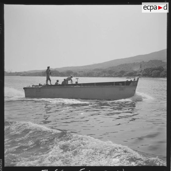 Exercice de débarquement de barges LCVP pour les hommes du Bataillon d'Infanterie de Marine de Tahiti (BIMaT).[Description en cours]