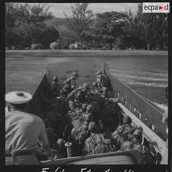 Exercice de débarquement de barges LCVP pour les hommes du Bataillon d'Infanterie de Marine de Tahiti (BIMaT).[Description en cours]
