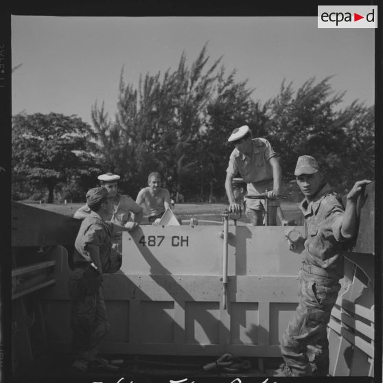 Exercice de débarquement de barges LCVP pour les hommes du Bataillon d'Infanterie de Marine de Tahiti (BIMaT).[Description en cours]