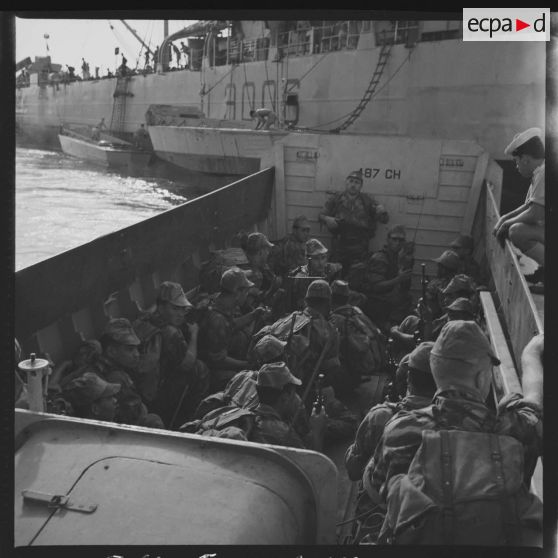 Exercice de débarquement de barges LCVP pour les hommes du Bataillon d'Infanterie de Marine de Tahiti (BIMaT).[Description en cours]